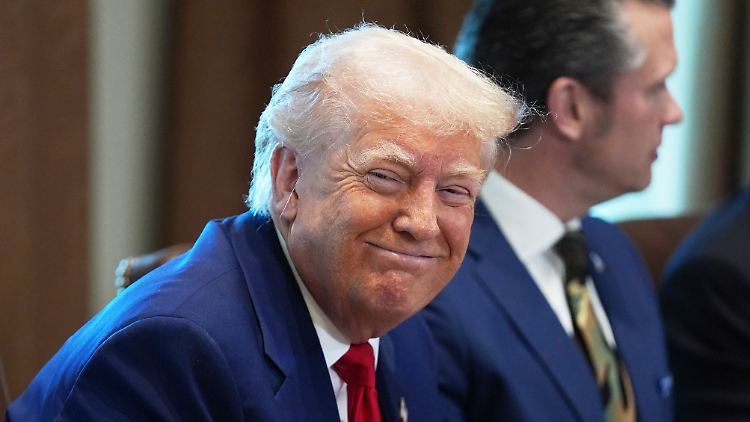 Trump bei einer Kabinettssitzung im Weißen Haus, bei der es auch um die angespannte Lage der US-Wirtschaft ging. 
