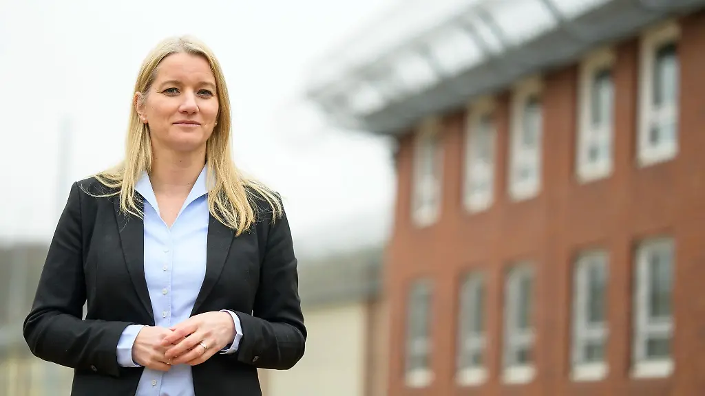 Kathrin-Wahlmann-SPD-Justizministerin-Niedersachsen-steht-bei-ihrem-Besuch-auf-dem-Gelaende-der-JVA-Uelzen