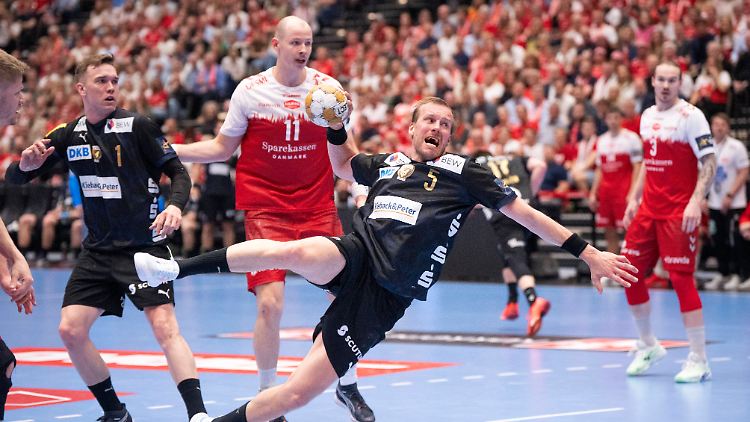 Max Darj hat sich soeben an Aalborgs Simon Hald vorbeigekämpft.