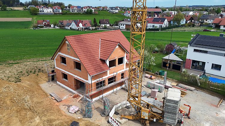 Ein- und Zweifamilienhäuser kosten 2,9 Prozent mehr als im Vorjahr.