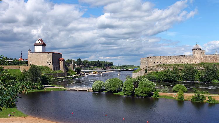 Links die Hermannsfeste auf estnischer Seite, rechts die russische Festung Iwangorod, dazwischen der Grenzfluss Narva.