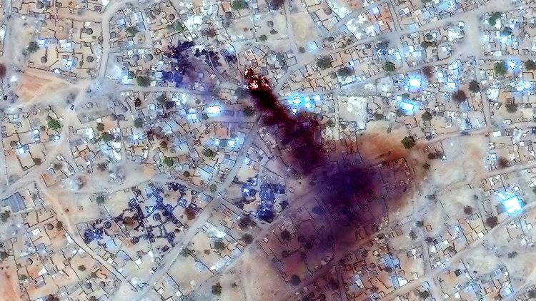 Das Satellitenbild zeigt einen Angriff auf ein Flüchtlingslager in Al-Fashir in Mitte April.