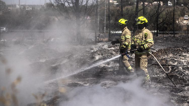 Einige Feuerwehrleute sollen bleiben und das Wiederaufflammen der Brände verhindern. 