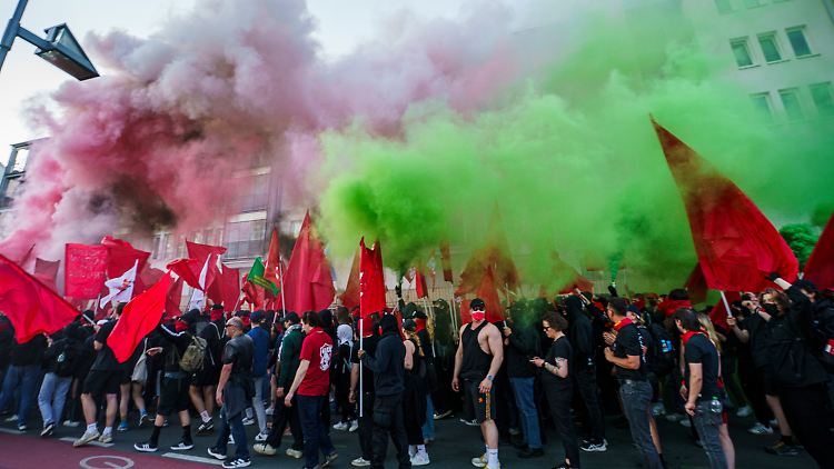 Bunter Rauch steigt in Frankfurt auf.