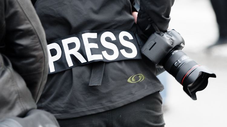 Bedrohungen, aber auch wirtschaftlicher Druck machen Journalistinnen und Journalisten in Deutschland zunehmend zu schaffen.