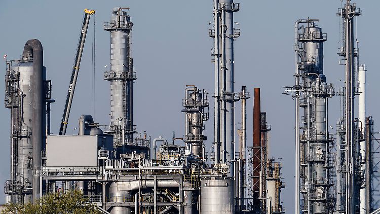 Für das Gesamtjahr rechnet BASF unverändert mit einem Gewinn zwischen 8,0 und 8,4 Milliarden Euro.