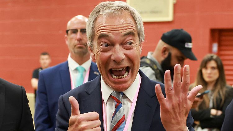 Sechs Stimmen Vorsprung - Reform-UK-Chef Nigel Farage ist außer sich.