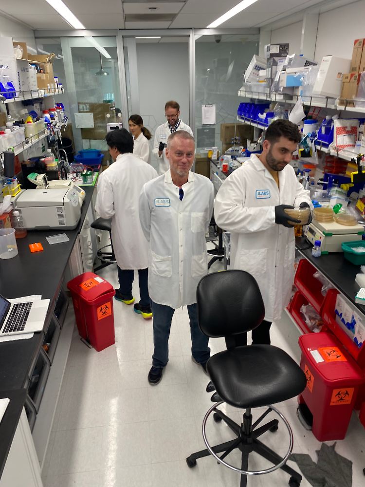 Mittlerweile ist Friede (Mitte) beim Medizinunternehmen Centivax angestellt, das zusammen mit Forschern der Columbia-Universität das Gegengift entwickelt hat.