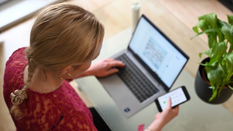 Beschäftigte mit Kindern teilen ihre Arbeitswoche häufiger zwischen Homeoffice und dem Büro auf, teilt das Ifo-Institut mit.