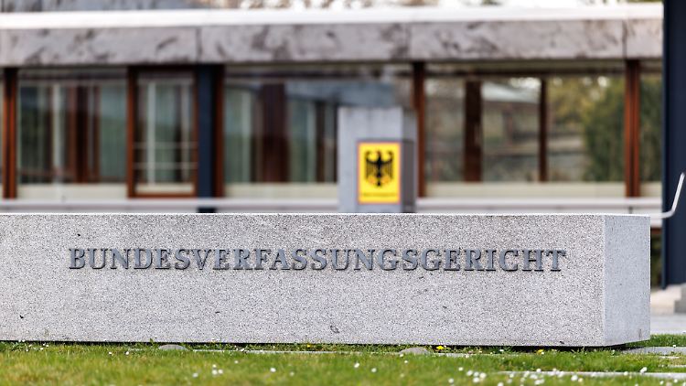 Verfassungswidrig sind Parteien, die "nach ihren Zielen oder nach dem Verhalten ihrer Anhänger darauf ausgehen, die freiheitliche demokratische Grundordnung zu beeinträchtigen oder zu beseitigen oder den Bestand der Bundesrepublik Deutschland zu gefährden".