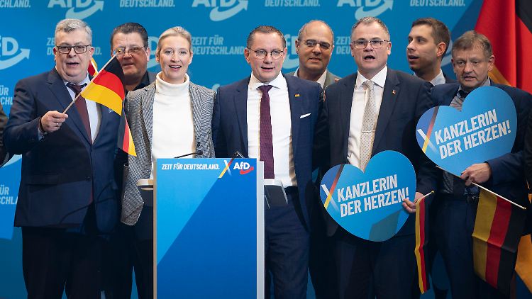 Die AfD könnte gegen die Entscheidung des Bundesverfassungsschutzes klagen. Das hat sie in der Vergangenheit bereits mehrmals getan. 