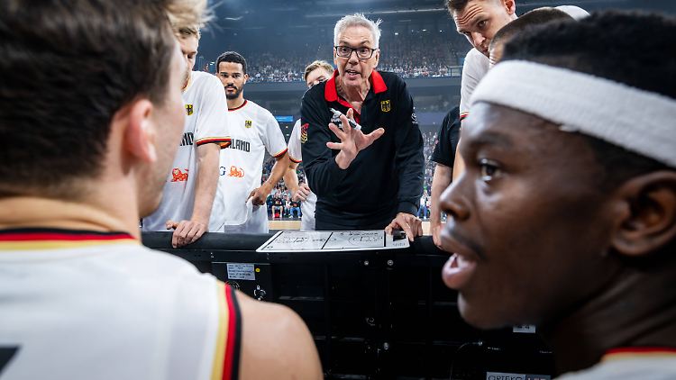 Blickt einer ungewissen Zukunft entgegen: Dennis Schröder (r.).