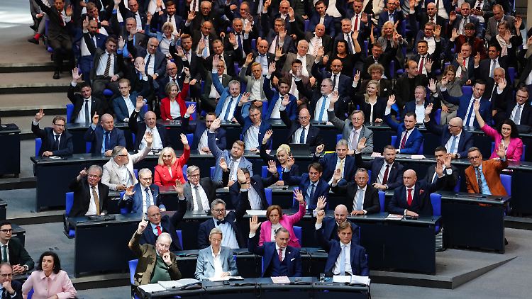Die AfD im Bundestag hat die Karriere vom Prüffall über den Verdachtsfall zum Beobachtungsfall abgeschlossen.