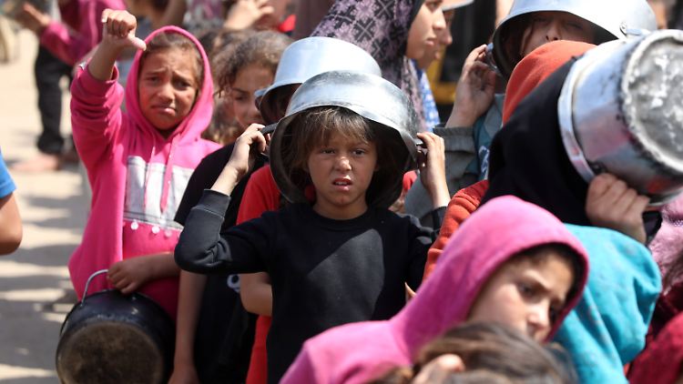 Anstehen für die wenigen Lebensmittel, die verteilt werden: eine aktuelle Aufnahme aus Gaza-Stadt.