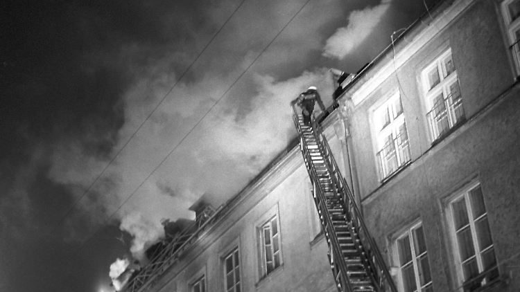 Der Fahrstuhl war blockiert, im Treppenhaus brannte Benzin: sieben Menschen verloren bei dem Brandanschlag 1970 ihr Leben. 