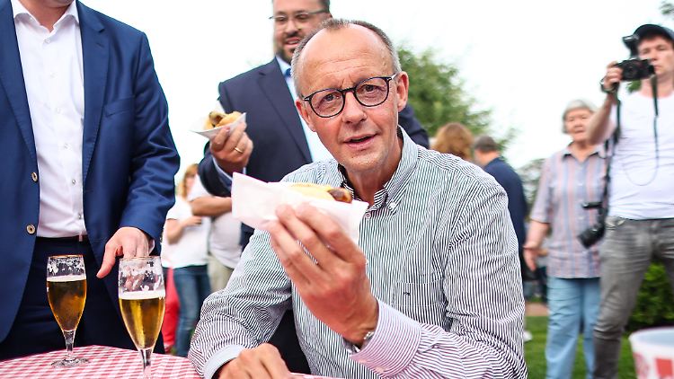 Im vergangenen Sommer gönnt sich Friedrich Merz nach dem Wahlkampfauftakt der CDU Sachsen und Thüringen eine Bratwurst.
