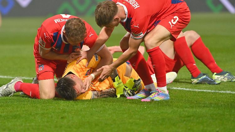 Tim Siersleben kümmert sich schnell um seinen verletzten Torwart.