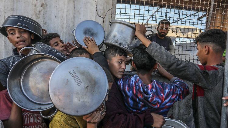 Im abgeriegelten Gazastreifen fehlt es an Lebensmitteln, Wasser und Medikamenten.