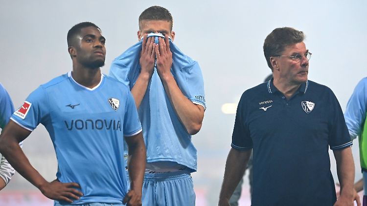 Hecking (r.) mit den Spielern Boadu (l.) und Medic.