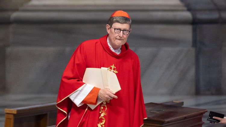 Der Erzbischof von Köln Rainer Maria Woelki ist in Zusammenhang von Missbrauchsskandalen in die Kritik geraten - den neuen Papst wählen, darf er trotzdem.