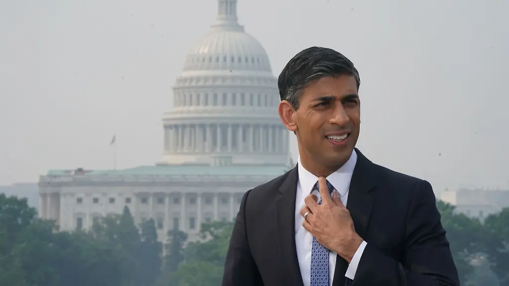 Grossbritanniens-Premierminister-Rishi-Sunak-spricht-waehrend-seines-Besuchs-in-Washington-mit-Journalisten
