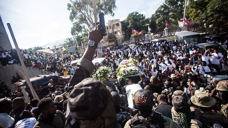 Beisetzung eines getöteten Polizisten in Port-au-Prince. Große Teile der Hauptstadt werden inzwischen von den Banden Viv Ansanm und Gran Grif kontrolliert. 
