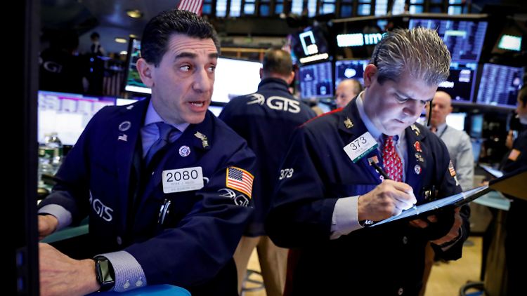 R.6486936-2020-12-20T090045Z_980148990_RC2XQK9EI7GO_RTRMADP_3_HEALTH-CORONAVIRUS-MARKETS.JPG