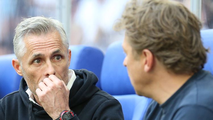 Van Wonderen (l.) ist nicht mehr Trainer beim FC Schalke 04.