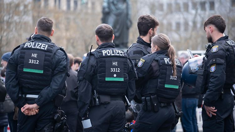 Hessen will seine Polizeibeamten und deren Gesinnung nun genauer unter die Lupe nehmen.