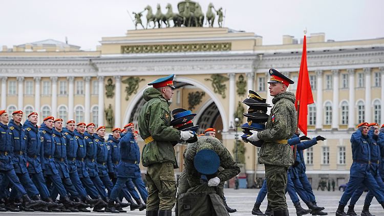 Russische Truppen proben bereits die Militärparade für den Tag des Sieges am 9. Mai. 