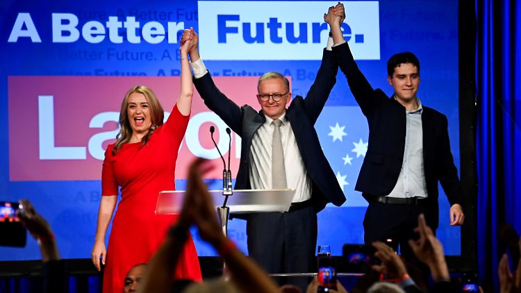 Premierminister Anthony Albanese jubelt gemeinsam mit seiner Verlobten Jodie Haydon und seinem Sohn Nathan. Albanese und Haydon wollen nach der gewonnenen Wahl heiraten.