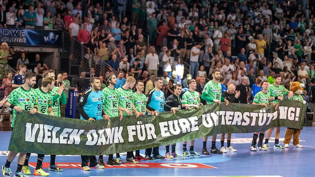 Spieler-der-Fuechse-Berlin-halten-Banner-mit-Schriftzug-Vielen-Dank-fuer-eure-Unterstuetzung