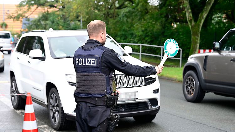 "Wir müssen aufpassen, dass bei alldem die weiteren Aufgaben der Bundespolizei nicht vernachlässigt werden, etwa der Schutz des Bahnverkehrs oder der Luftsicherheit", warnt GdP-Chef Andreas Roßkopf. 