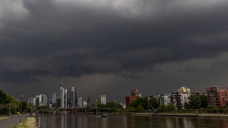 Die Gewitterfront verfinstert am frühen Abend die Frankfurter Skyline. 