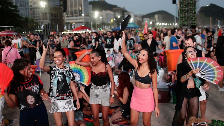Einheimische und Touristen feiern beim Konzert an einem der bekanntesten Strände der Welt.