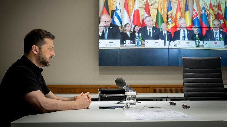 Selenskyj fordert verstärkte globale Sanktionen gegen russische Energie und gegen russische Banken.