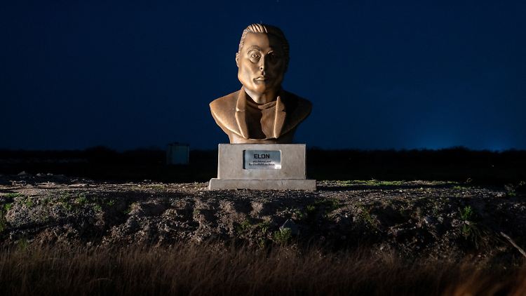 Eine riesige Büste von Elon Musk steht unweit der neuen Stadt Starbase.