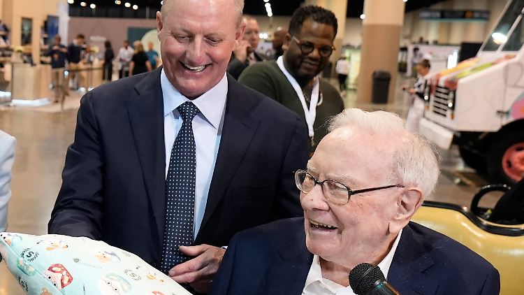 Sein Gespür für gute Geschäfte machte Warren Buffett (r., mit Greg Abel) zur Investoren-Legende. Mit 94 Jahren will er sich nun von der Spitze seiner Holding zurückziehen. "Die Zeit ist gekommen", sagt er auf der Aktionärsversammlung von Berkshire.