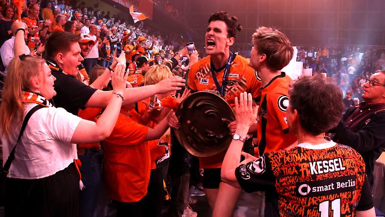 Jake Hanes feiert mit den Fans.