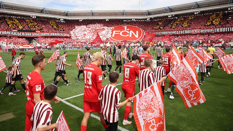 Das Max-Morlock-Stadion in Nürnberg hatte sich aufgehübscht. Anfangs sah alles nach einem herrlichen Geburtstag aus, dann kam die SV Elversberg (rote Trikots).