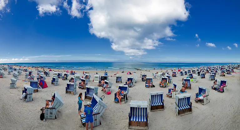 32-33-Strandkoerbe-im-Schatten-2012