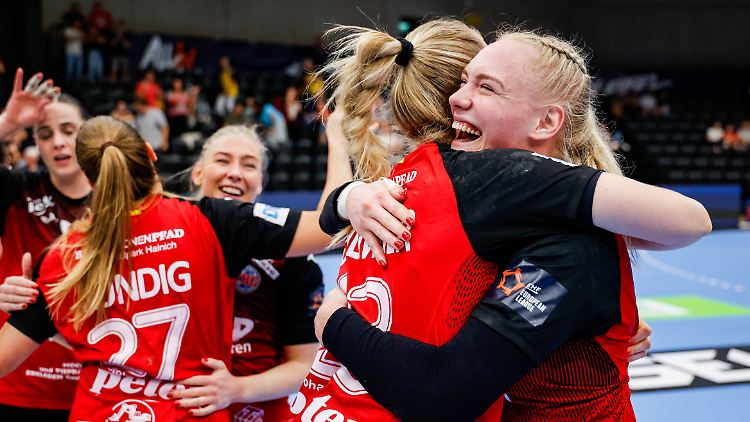 Die Frauen des Thüringer HC bejubeln den größten Triumph ihrer Klubgeschichte.