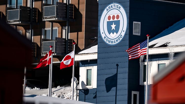 Die Flaggen Dänemarks, Grönlands und der USA wehen vor dem Hauptquartier des Artkischen Kommandos in Grönlands Hauptstadt Nuuk.