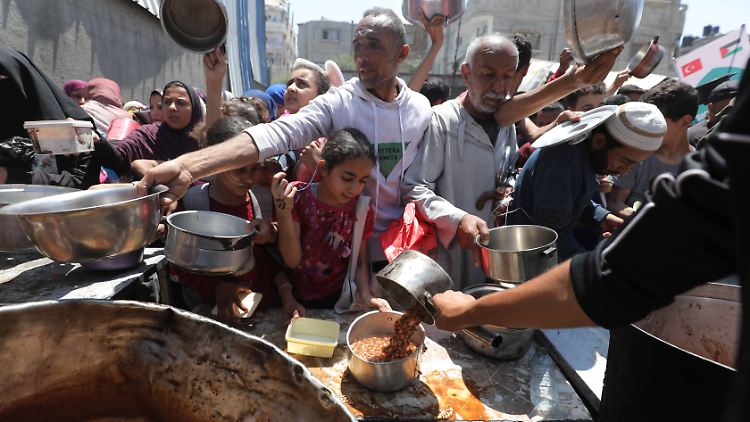 Den Hilfsorganisationen im Gazastreifen gehen die Vorräte aus, seit zwei Monaten kommen keine neuen Lieferungen mehr in den abgeriegelten Küstenstreifen.