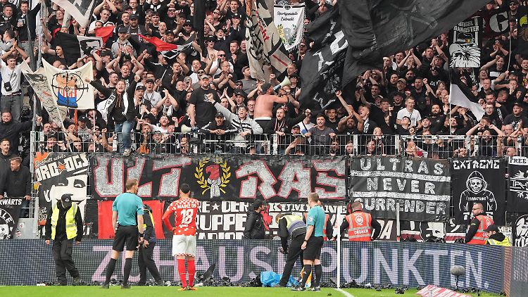 Weil Frankfurter Fans gegen Mainz Gegenstände auf den Rasen warfen, wurde das Spiel minutenlang unterbrochen.
