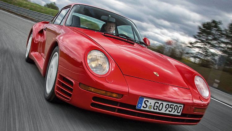 Schnellster Hightech-Transporter und Traumsportler: Der 1985 präsentierte Porsche 959 (hier mit Walter Röhrl auf Testfahrt in Weissach) deklassierte die Konkurrenz.