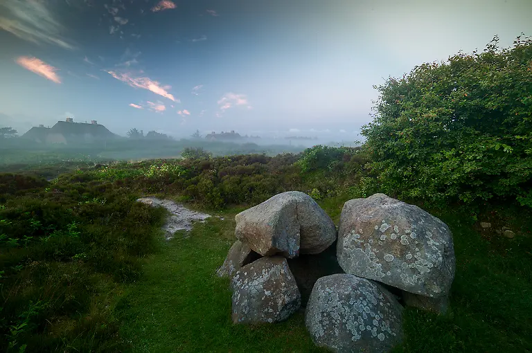 274-75-Sylt-Kampen-Megalithgrab-Duenen-Reetdachhaeuser-Morgenstimmung-Nebel-Leuchtturm-L1001713