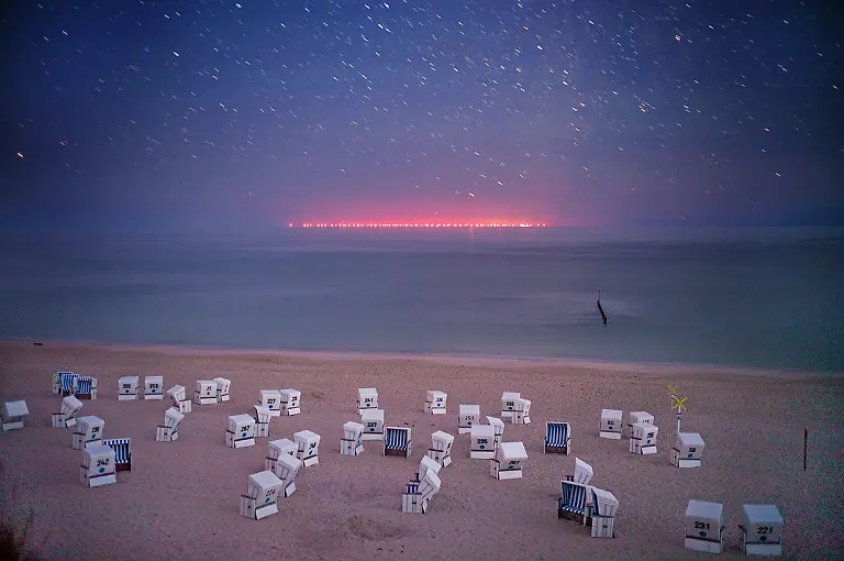 216-17-Sylt-Kampen-Nachtaufnahme-Strand-mit-Koerben-und-Windpark-L1010250