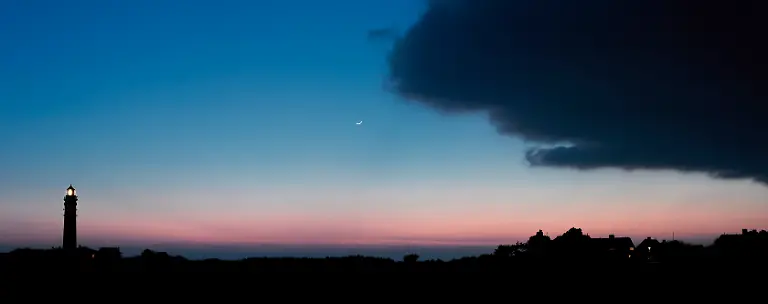 106-07-Panorama-Sylt-Kampen-Leuchtturm-und-Haeuser-Abend-Sichelmond