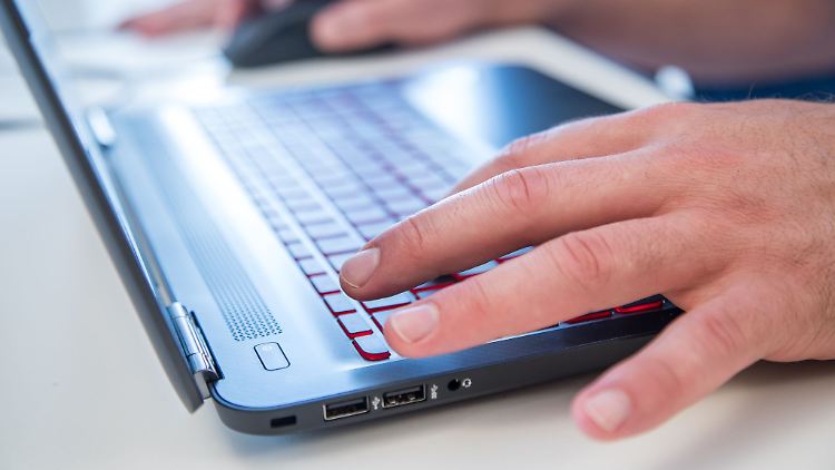 Was sagt der Chatbot? Wer KI-Tools im Job nutzt, sollte wissen, dass man für die Ergebnisse trotzdem selbst verantwortlich ist. 